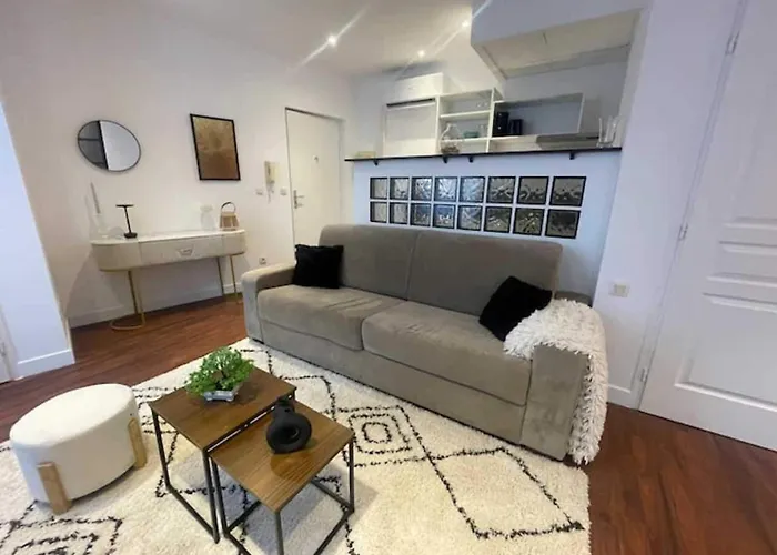 Cozy Retreat In Le Cannet *